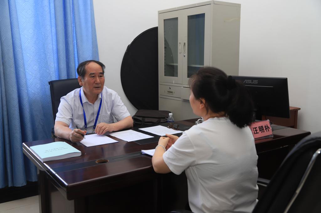 专家组与老师进行深入访谈