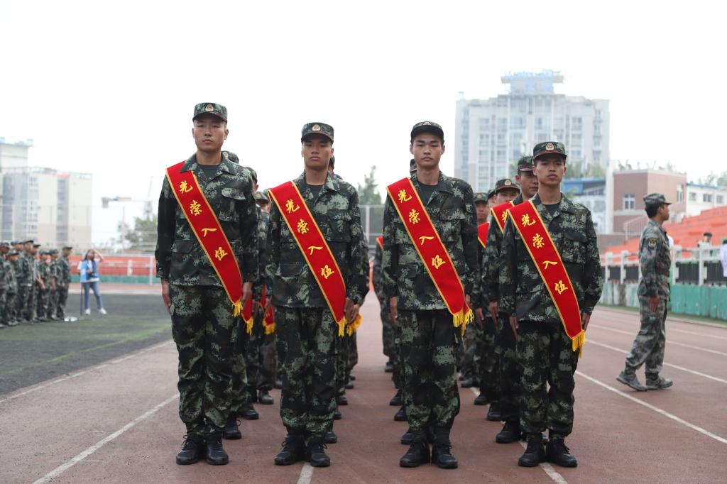 欢送应征入伍学生