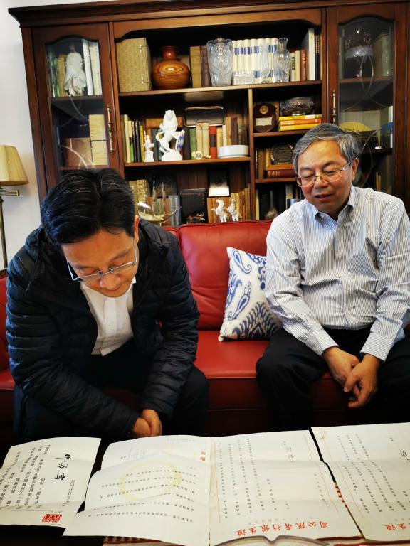 王斌阅读“何梁何利基金”珍贵史料