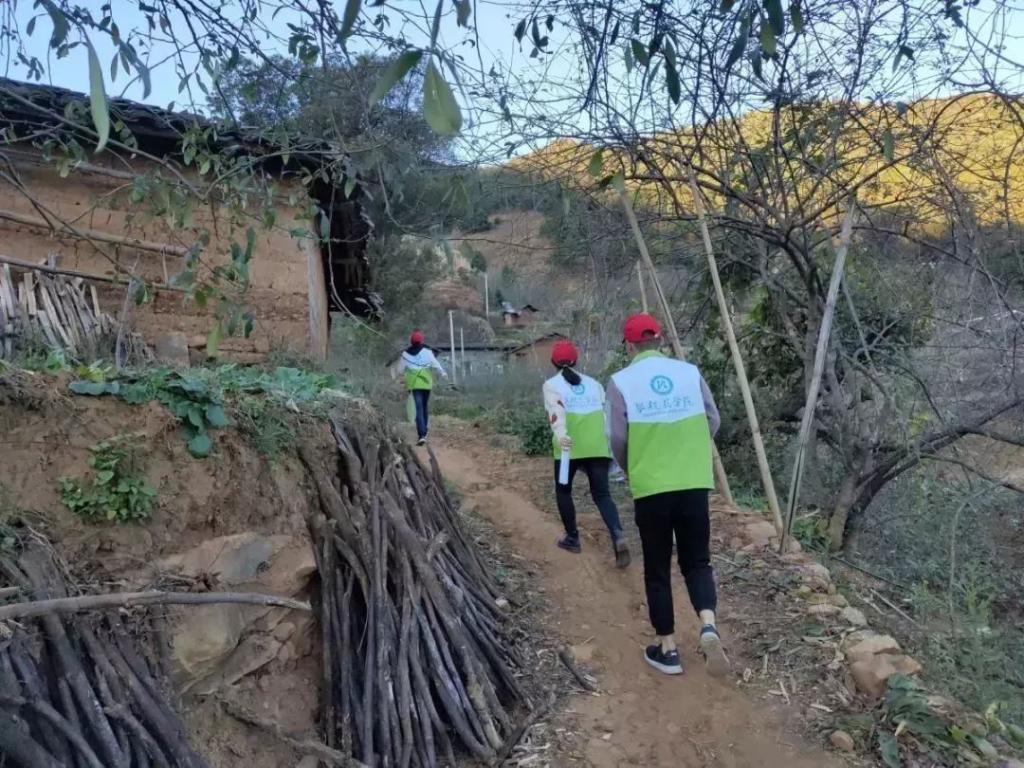 志愿者走访农户