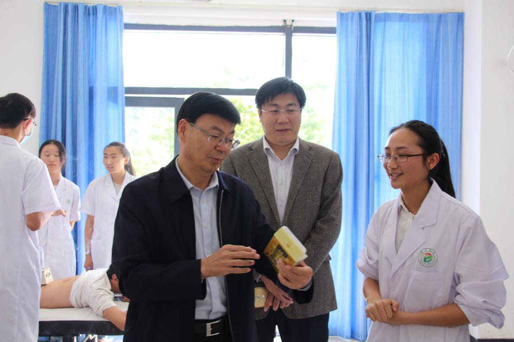 参观我校康养学院护理实训中心