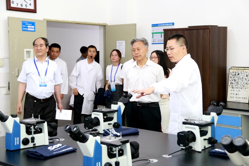 专家组考查专业实验室