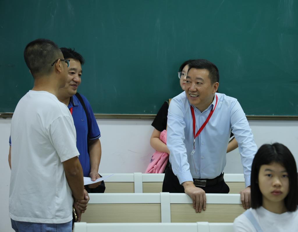 党委书记胥刚与相关负责人交流开学准备工作