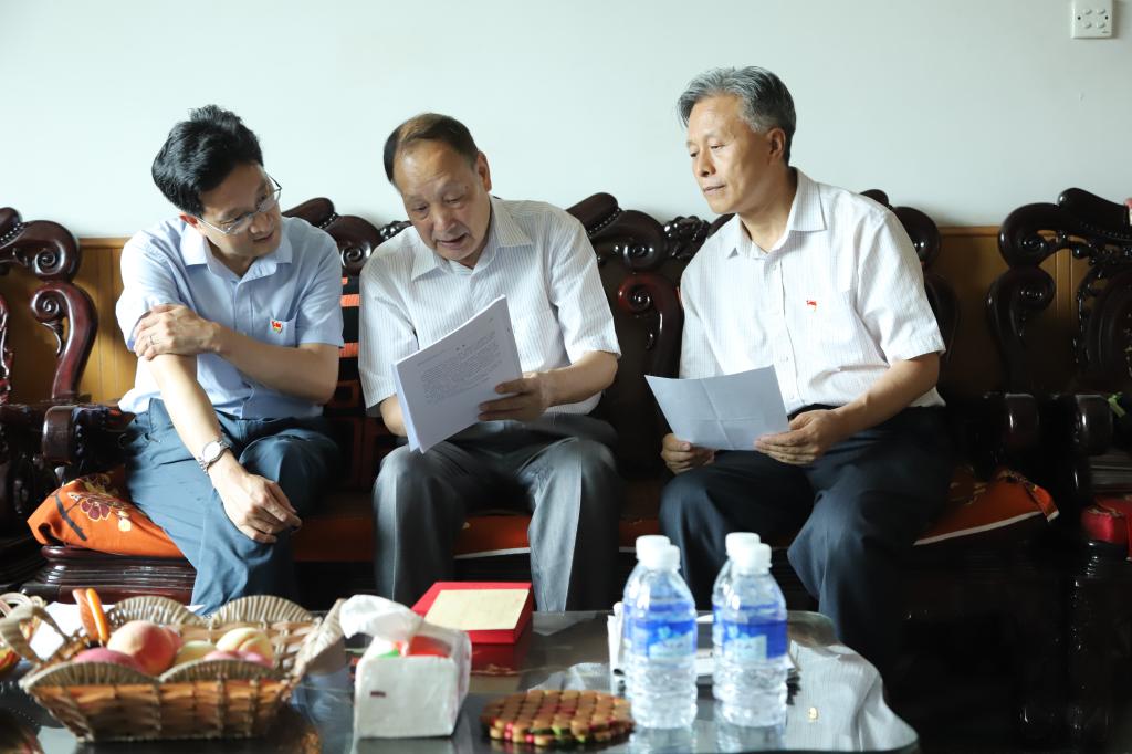王斌、王曙光一行走访慰问老党员金作衡