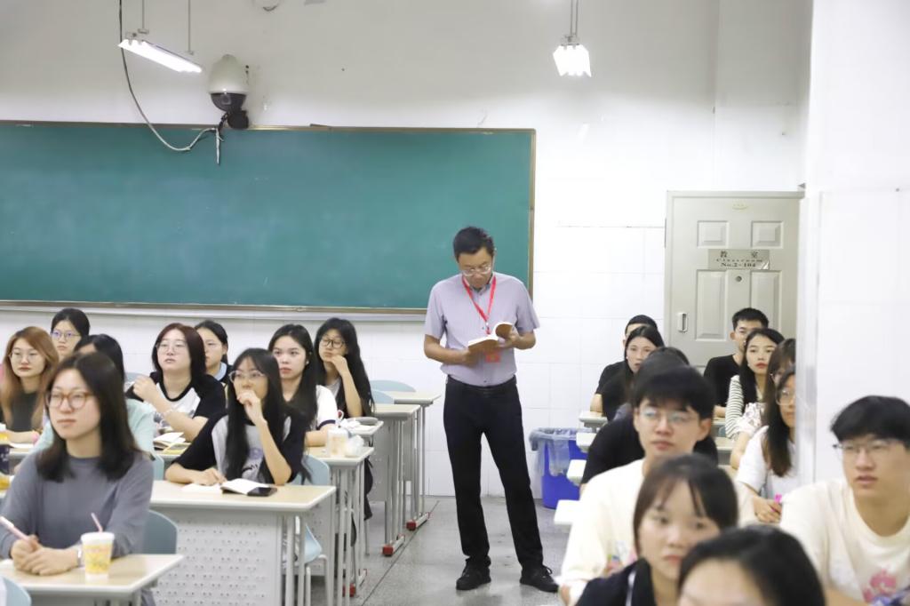 副校长刘立新检查教材使用情况