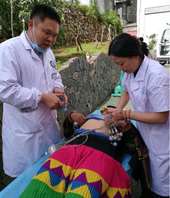 周永刚正在为患者看病