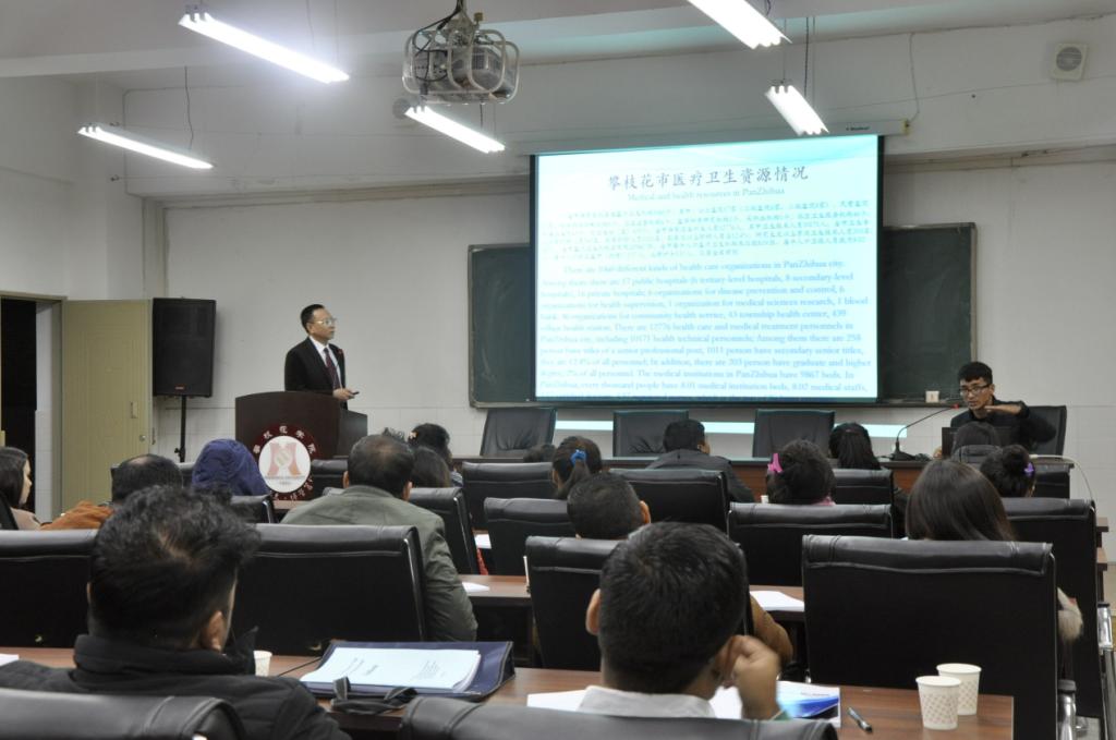 理论课上认真听讲的尼泊尔学员