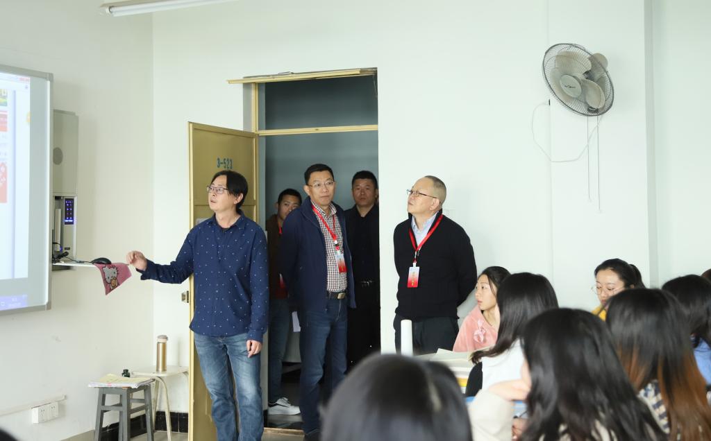 党委书记肖立军到课堂检查课堂教学