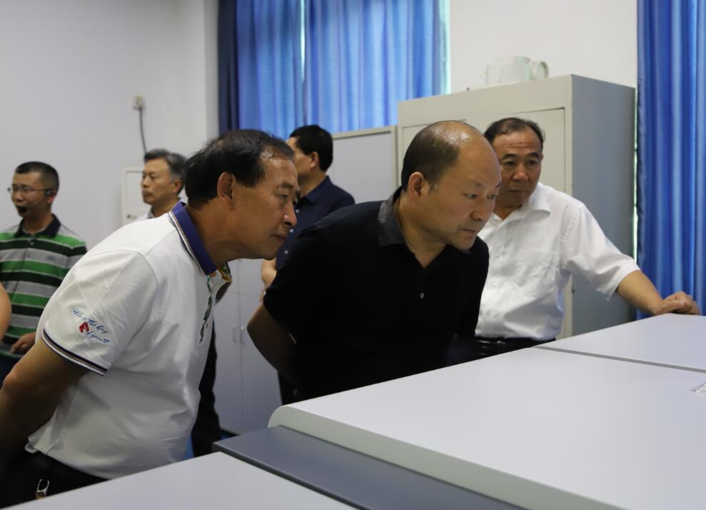 刘文勤一行调研国家钒钛检测重点实验室