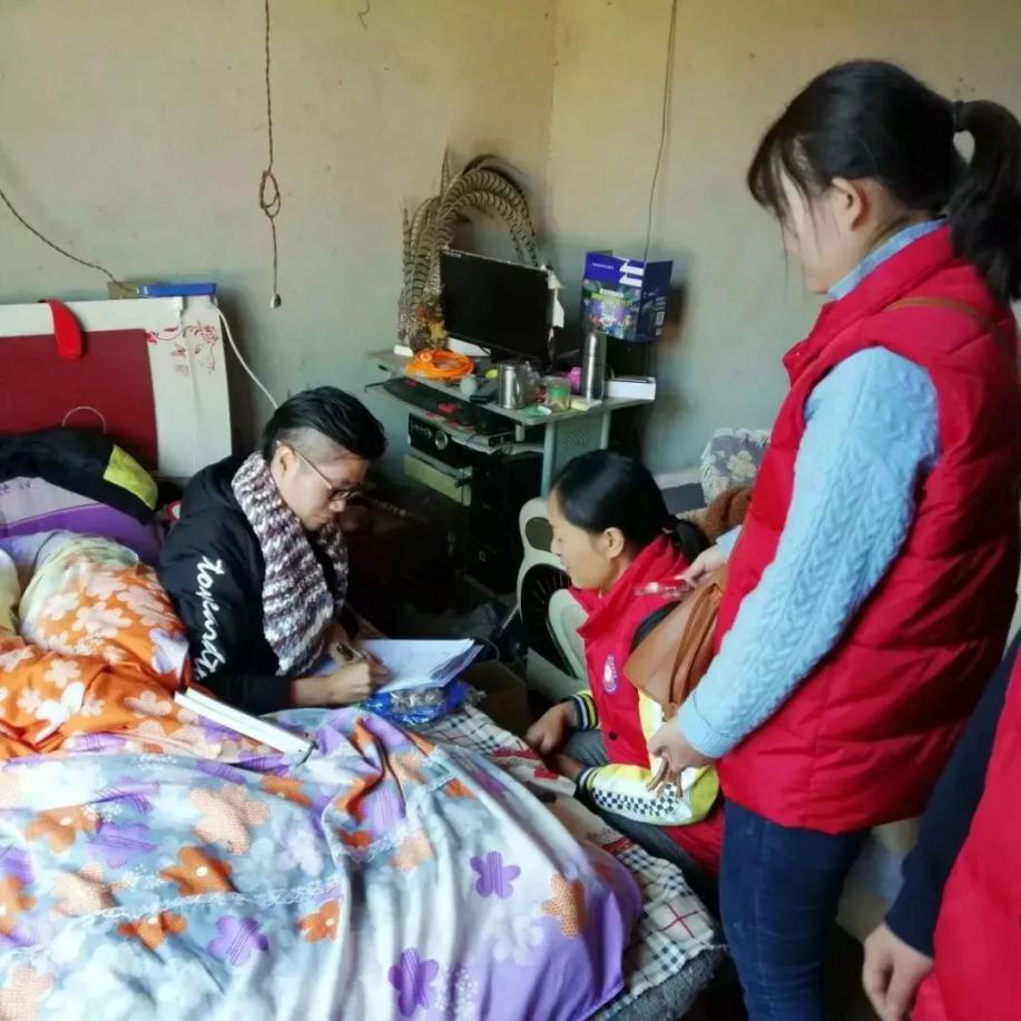 爱心围巾送往米易县湾丘彝族自治乡热水村