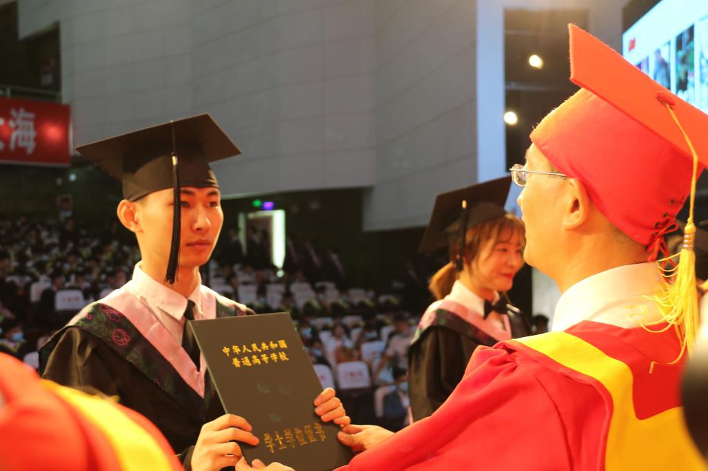 为毕业生颁发学位证书