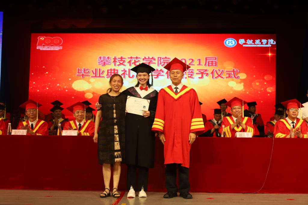 王曙光为优秀毕业生单独授位