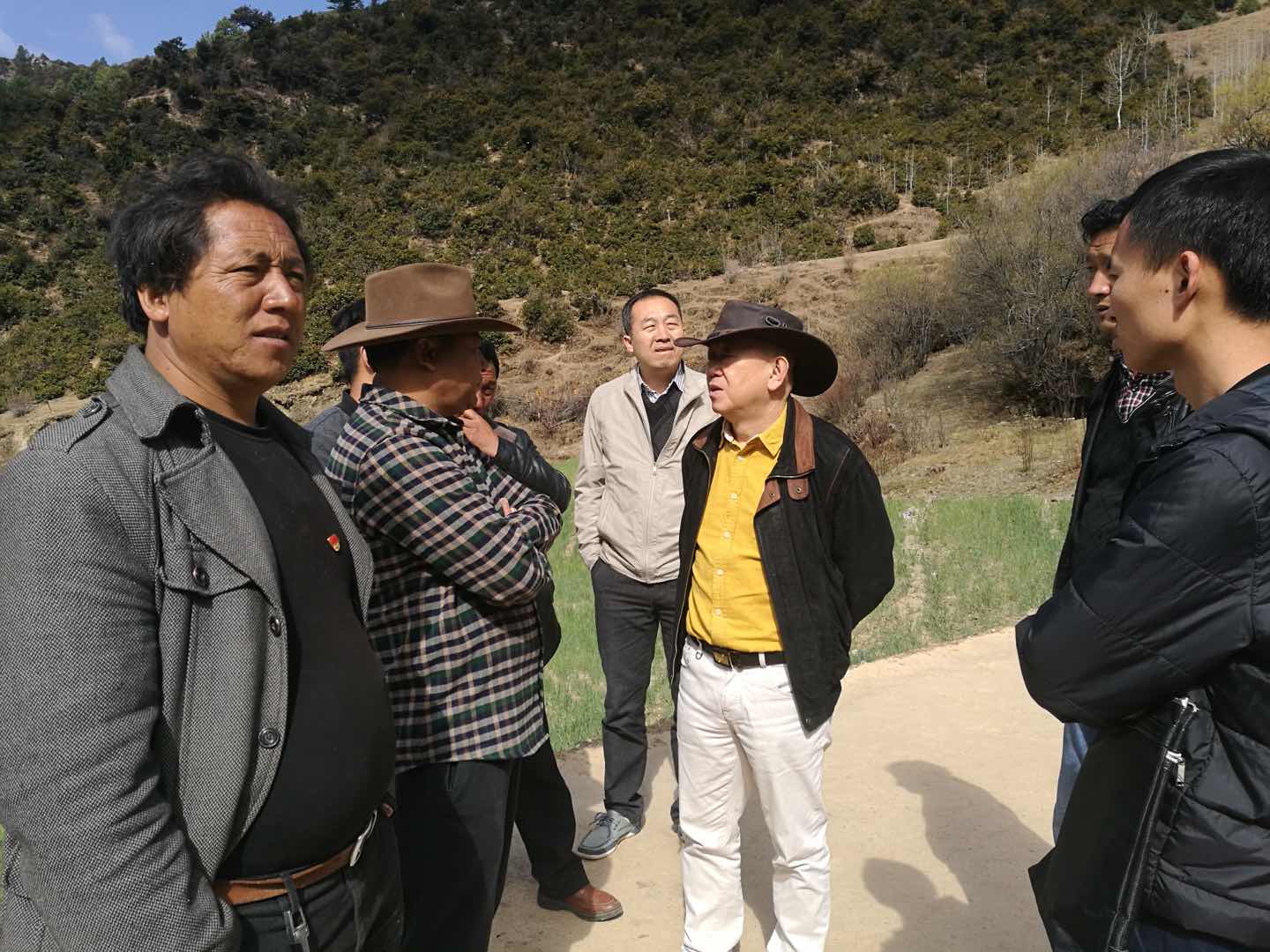 肖立军走访贫困村热郎宫村