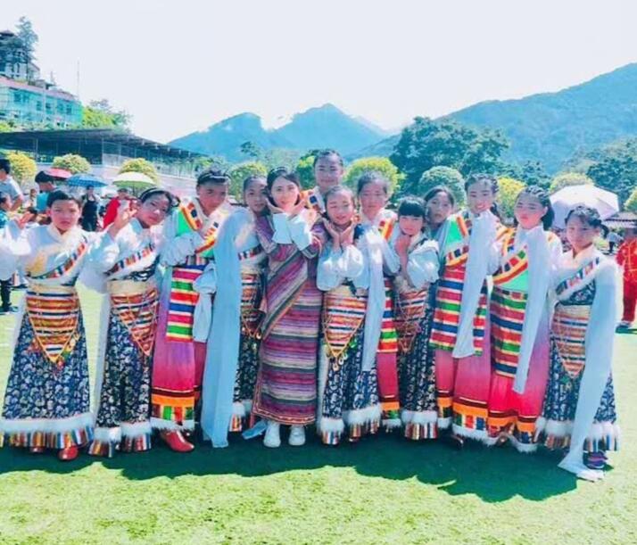 龚丽和孩子们在一起