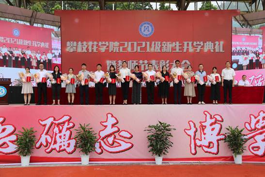 张旭辉为获奖者颁奖