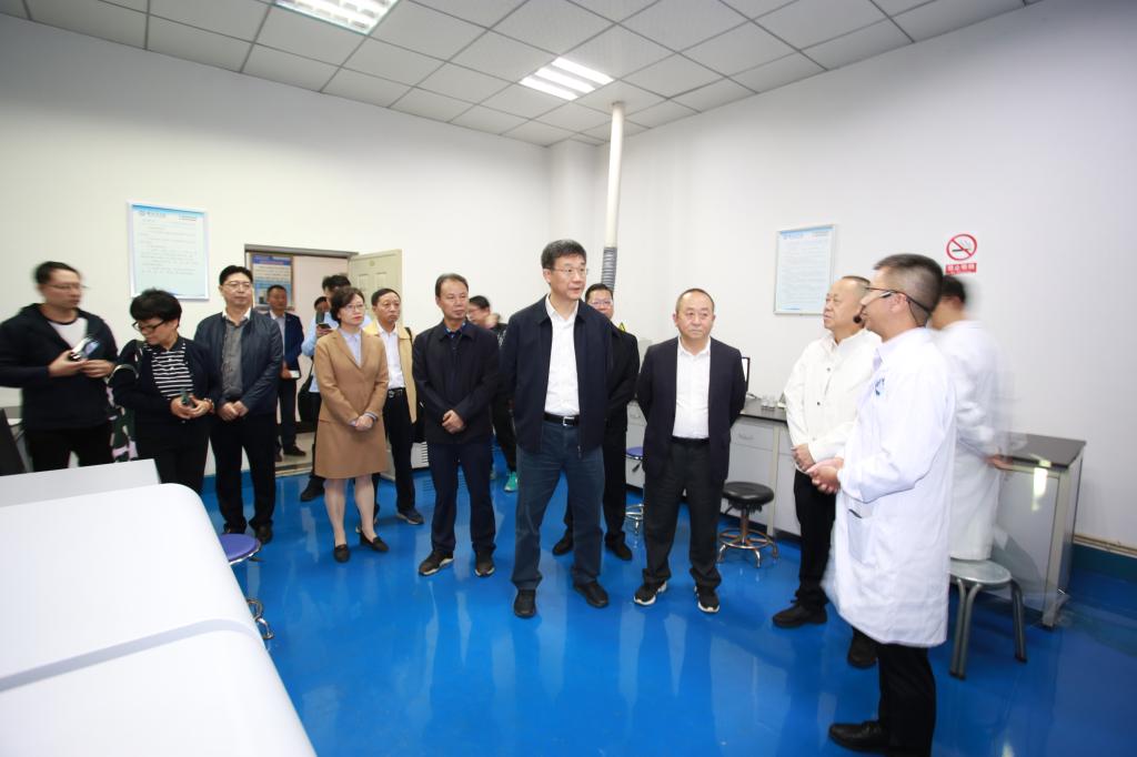 张雨东一行参观国家钒钛检测重点实验室