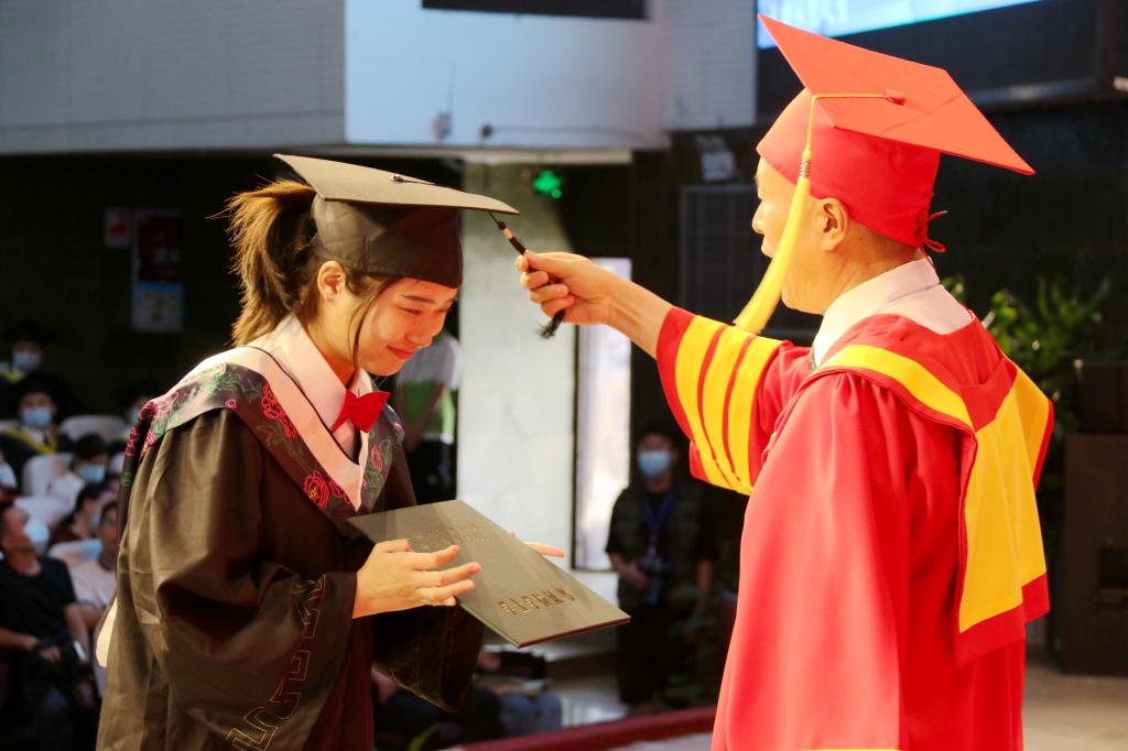 为毕业生拨动流苏