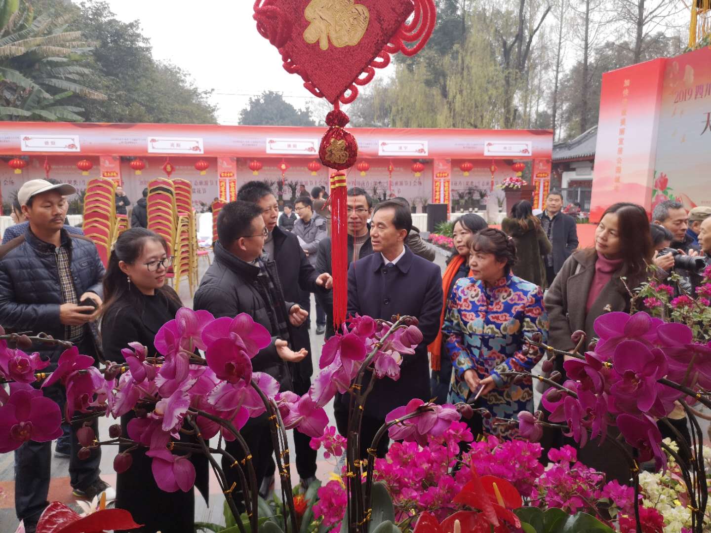 省政协副主席陈放、省林草局副局长包建华、省林草局森林旅游中心主任马朝洪一行参观我校展区