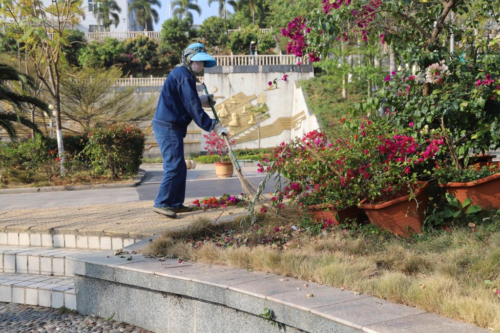 后勤职工清扫校园