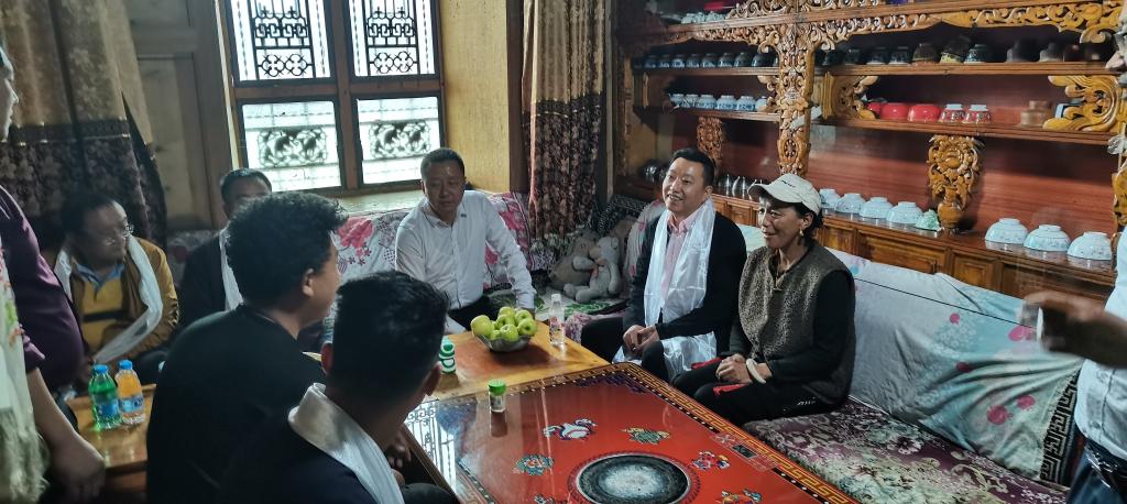 与困难群众亲切交流