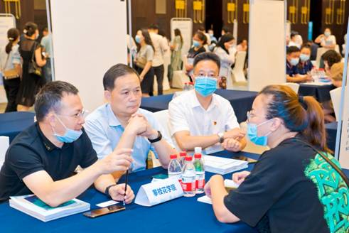 与企业进行对接洽谈