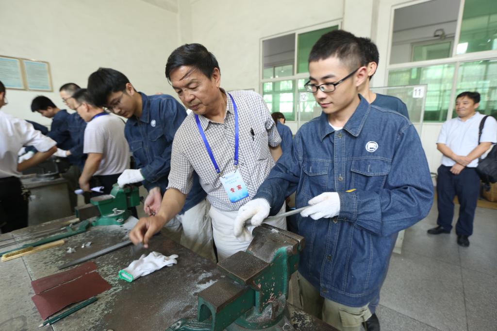 专家组考查工程实训中心