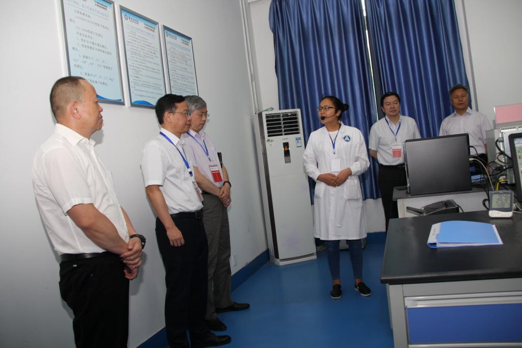 专家组考察国家钒钛检测重点实验室
