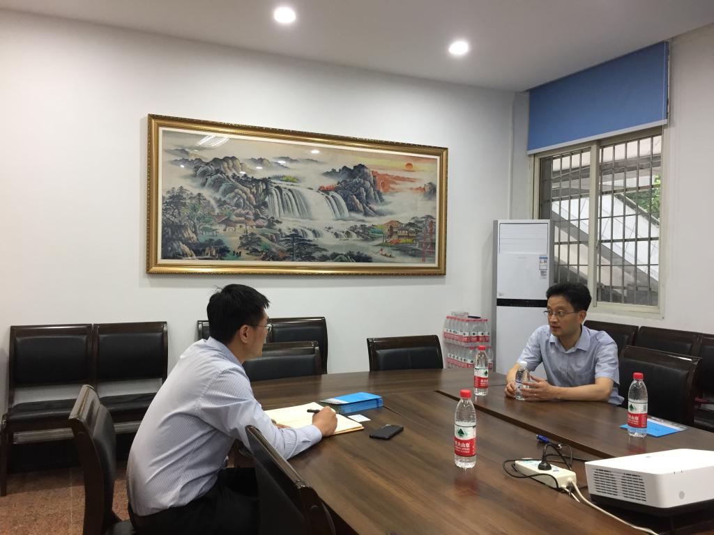 在重庆大学材料科学与工程学院与相关人员交流