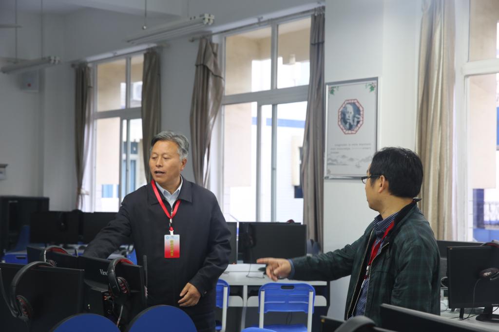 党委副书记、校长王曙光到语音室查看设备情况