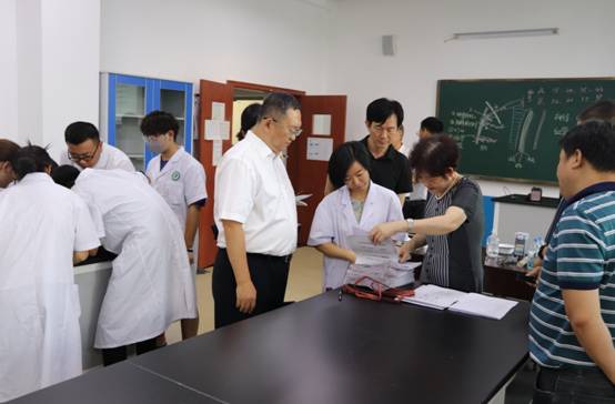 专家组走访调研医学院