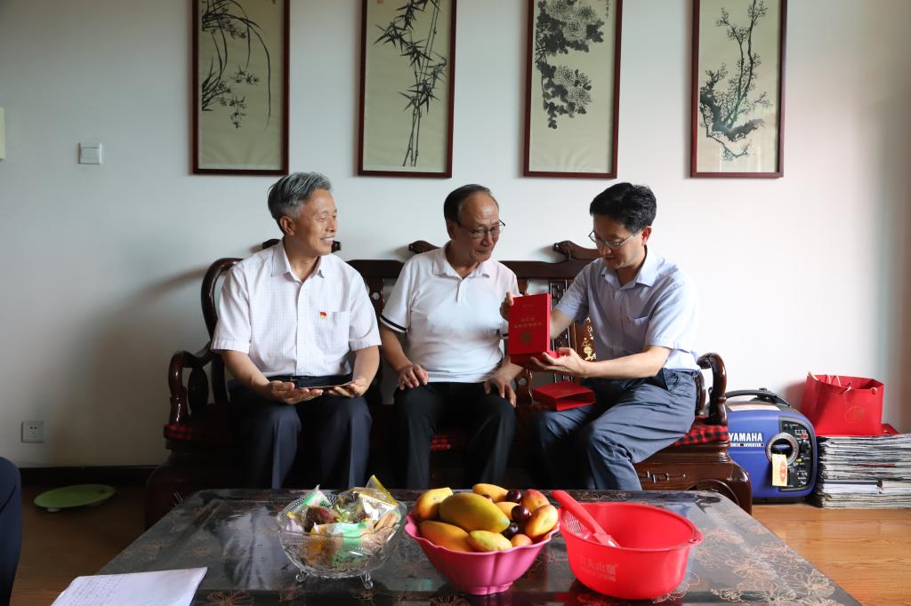 王斌、王曙光一行走访慰问老党员张炜