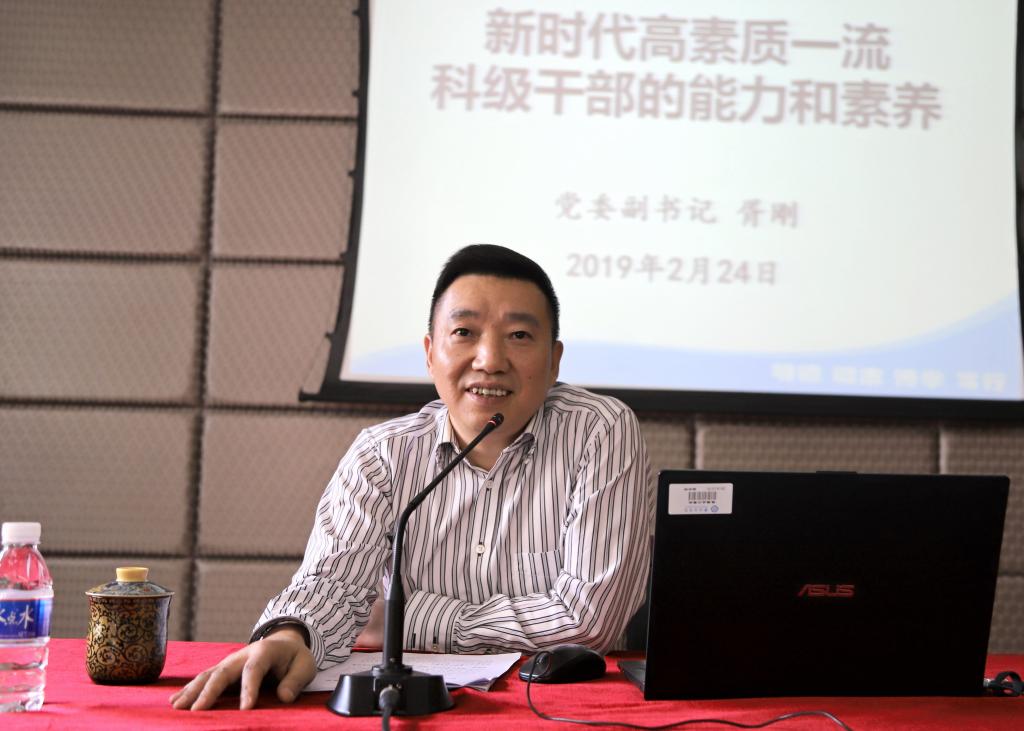党委副书记胥刚作专题讲座
