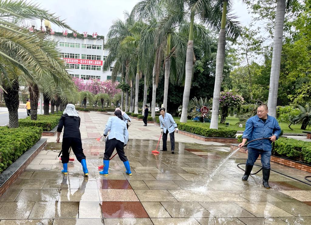 后勤职工清扫校园