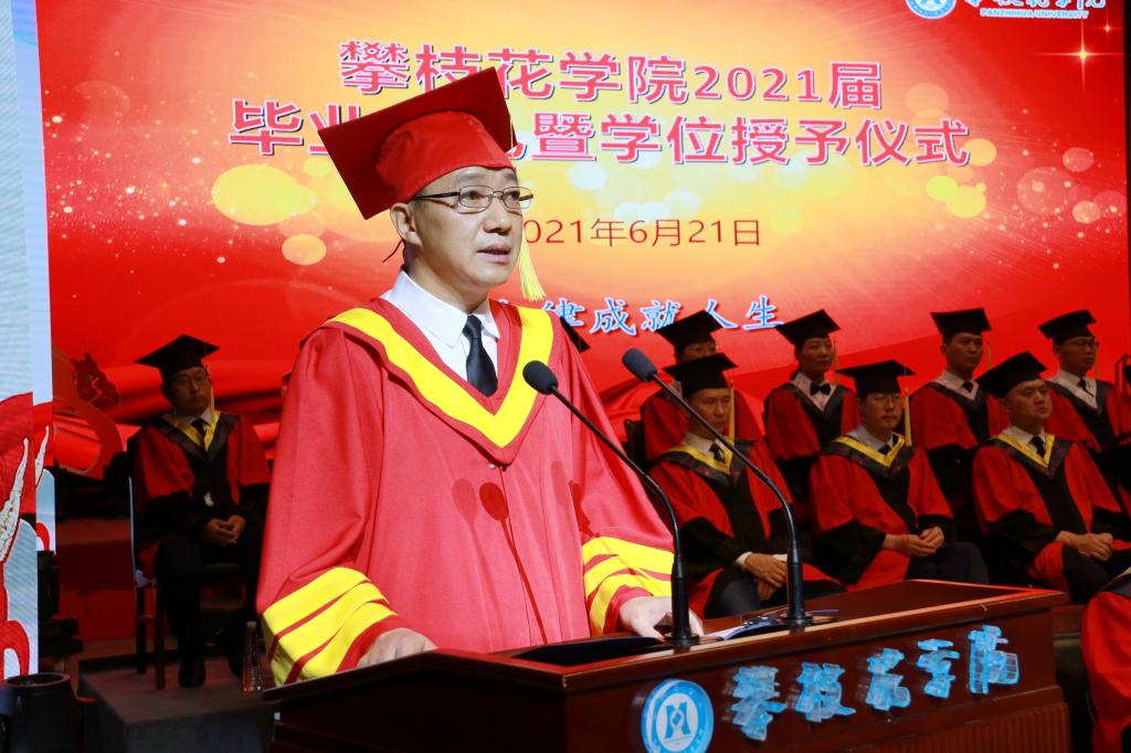 党委副书记胥刚宣读文件