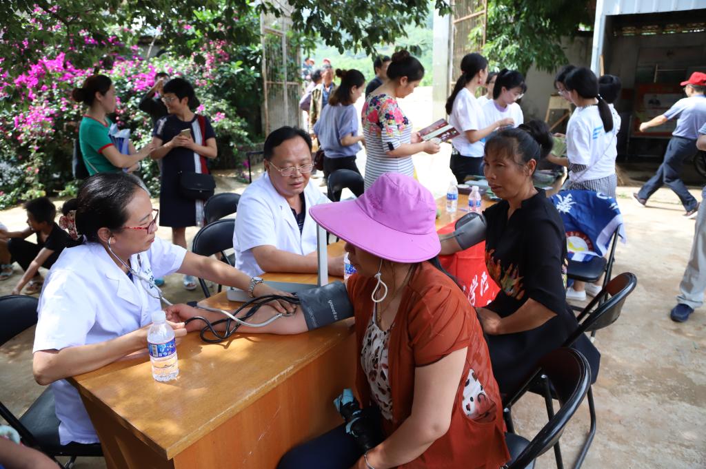 开展义诊服务(仙山村)