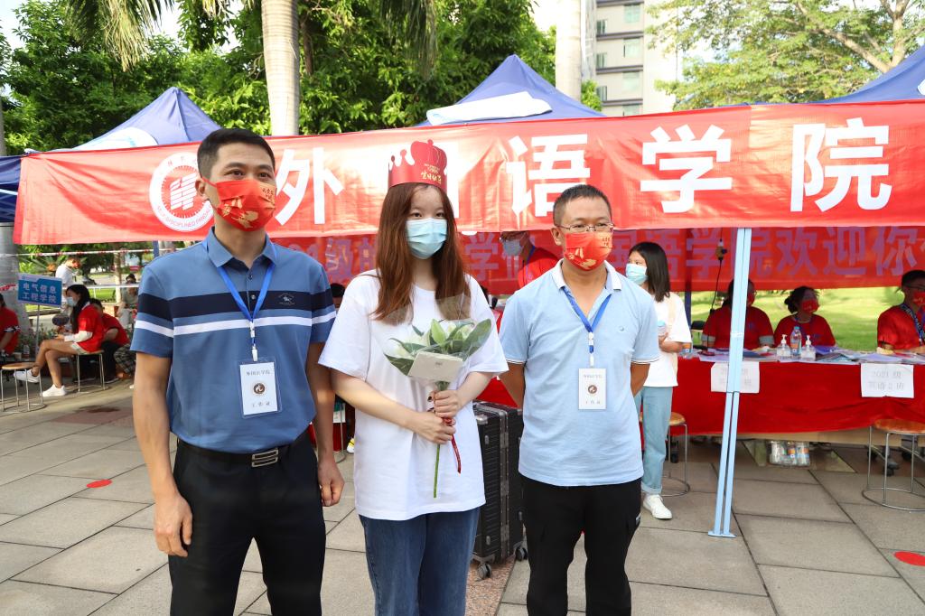 老师和新生合照