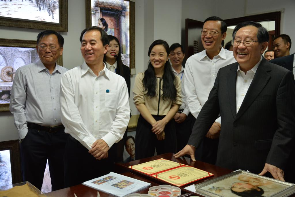 全国政协副主席、时任科技部部长万钢(右一)视察大学科技园科技成果转化项目