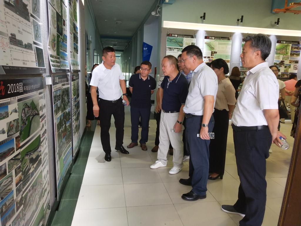参观成果展
