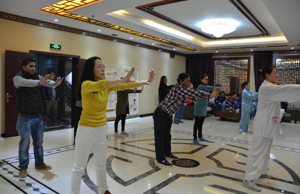 研修班成员练习太极养生拳