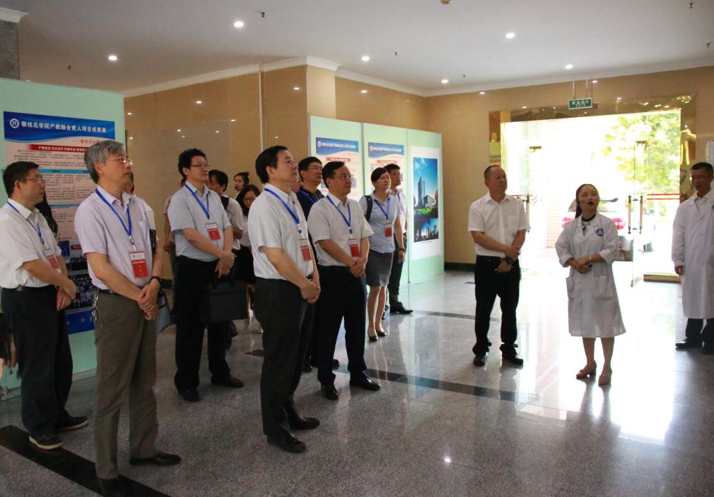 专家组考察产教融合成果展