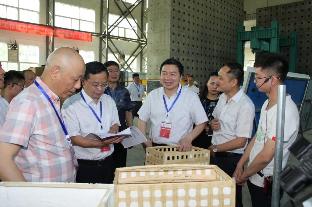 专家组考察结构实验室