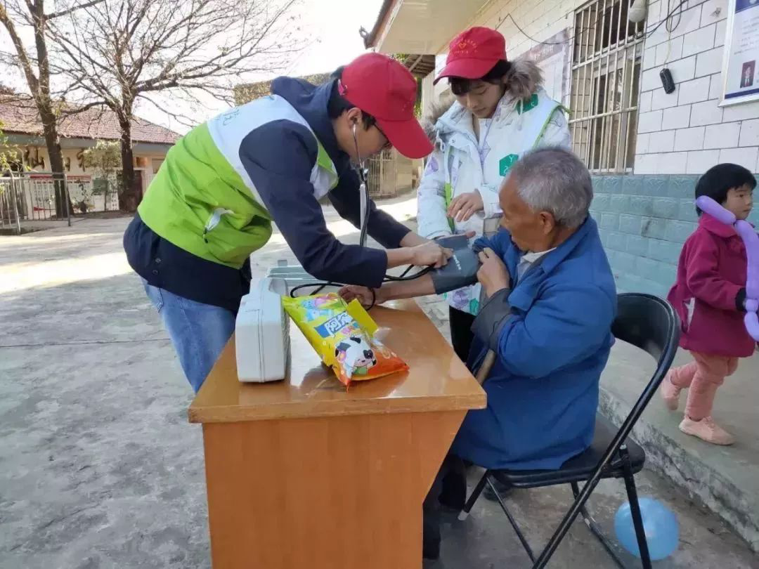 志愿者为老人量血压