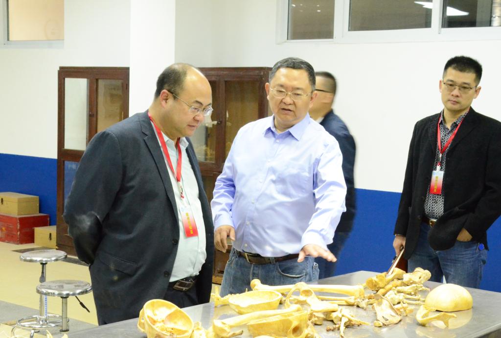 党委副书记、纪委书记彭徐在西苑校区检查教学准备情况