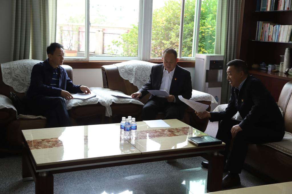 陈武与学校领导就党外干部的培养、选拔和任用进行交流
